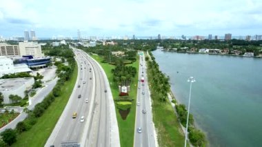 Miami Beach Gün ışığı Hava çekim, Miami Beach işareti ve yollara hoş geldiniz göstermek için aşağı geliyor