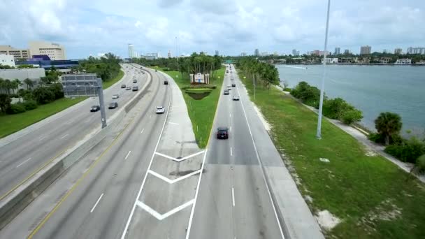 Foto Aérea Diurna Carreteras Automóviles Que Entran Salen Miami Beach — Vídeos de Stock
