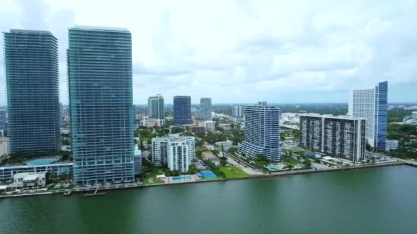 Aerial Shot Kommer Från Vattnet Mot Byggnader Miami Florida Dagsljus — Stockvideo