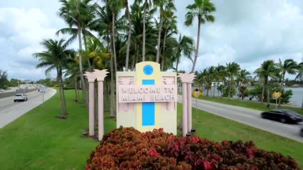 Съемка Знака Добро Пожаловать Майами Бич Показать Проезжающие Мимо Машины — стоковое видео