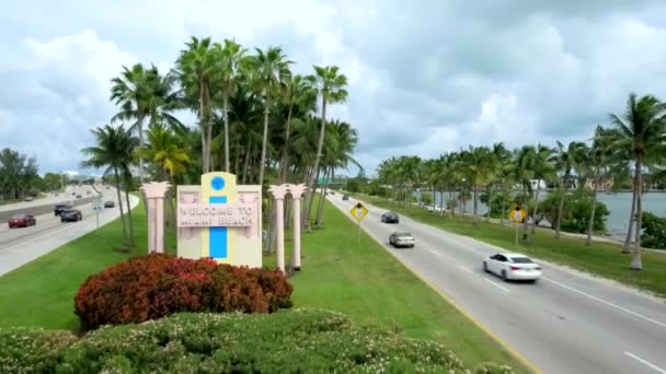 マイアミビーチへようこその看板から始まるマイアミビーチエリアの昼間の空中ショット — ストック動画