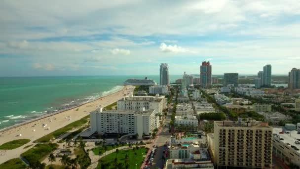 Hermosa Toma Aérea Diurna Sobre South Beach Miami Con Crucero — Vídeos de Stock