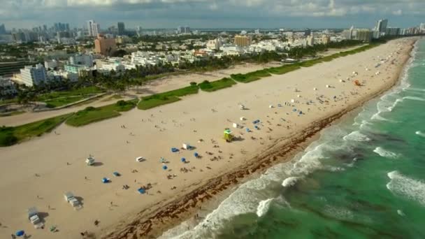 Scatto Aereo Diurno Proveniente Dall Oceano Sopra South Beach Miami — Video Stock