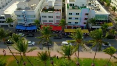 South Beach, Miami Ocean Drive arabalar, işletmeler, palmiye ağaçları üzerinde gündüz hava pan vurdu