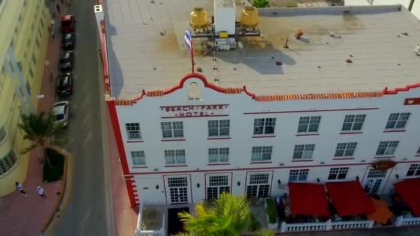 マイアミのサウスビーチのビーチパークホテルの上に座っているキューバの旗の上に昼間の空中ショット — ストック動画
