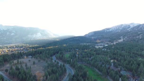 Foto Aérea Diurna Sobre Mammoth Lakes California — Vídeo de stock