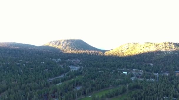 空中拍摄在绿色植物在猛禽湖 加利福尼亚州 也与太阳击中他们的背部山 — 图库视频影像