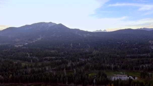 Dzienne Aerial Strzał Nad Mammoth Lakes Kalifornia — Wideo stockowe