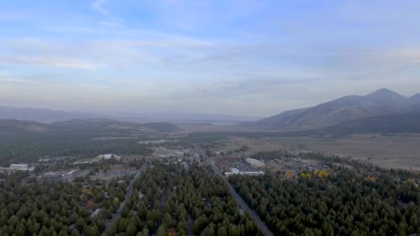 マンモス湖 カリフォルニア州の地域の上に昼間の空中ショット — ストック動画