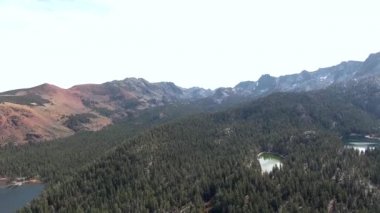 Mammoth Lakes, Kaliforniya'daki Crystal Lakes'te yeşilliklerin, göllerin ve dağların gündüz havadan çekilmiş fotoğrafları