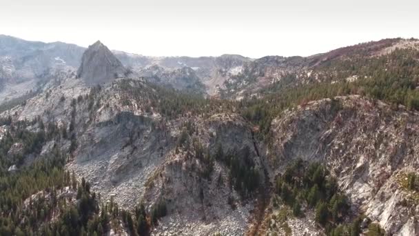 Primer Plano Aéreo Diurno Baja Altitud Una Montaña Mammoth Lakes — Vídeos de Stock
