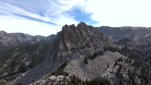 Disparo Aéreo Diurno Baja Altitud Saliendo Montaña Crystial Lakes Mammoth — Vídeo de stock