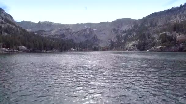 Große Tiefflugaufnahme Die Sich Schnell Durch Einen See Kristallklaren Seen — Stockvideo