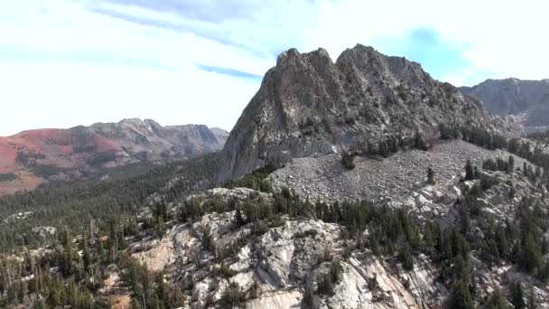 Disparo Orbital Aéreo Diurno Baja Altitud Montañas Crystal Lakes Mammoth — Vídeo de stock