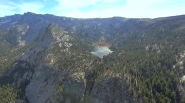 Mammoth Lakes, Kaliforniya'daki Crystal Lakes dağlarından hareket eden gündüz havadan çekilmiş