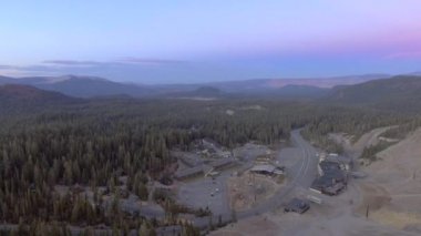 Mammoth Lakes, Kaliforniya'da kapalı sezon boyunca kayak merkezihavadan görünümü, kar yok ve insan yok