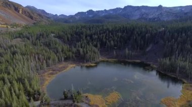 Mammoth Lakes, Kaliforniya'daki Twin Lakes'te göl ve yeşillik üzerinde gündüz havası çekildi