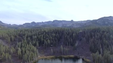 Mammoth Lakes, Kaliforniya Twin Lakes alanında göl üzerinde gündüz hava atış