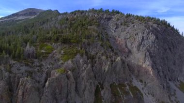 Mammoth Lakes, Kaliforniya'daki Twin Lakes bölgesindeki dağdan hareket eden gündüz havadan çekilmiş