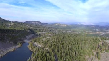 Mammoth Lakes Twin Lakes alanının gündüz havadan çekim, Kaliforniya