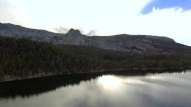 Mammoth Lakes, Kaliforniya'daki Mary Gölü'ndeki göller ve dağ üzerinde gündüz havası çekildi