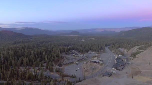 加州猛禽湖淡季滑雪胜地的鸟瞰图 没有雪 没有人 — 图库视频影像