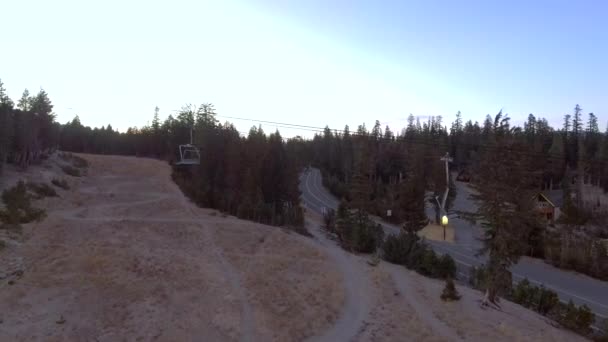 Aerial Pan Sköt Rör Sig Genom Tomma Ski Lift Gondoler — Stockvideo