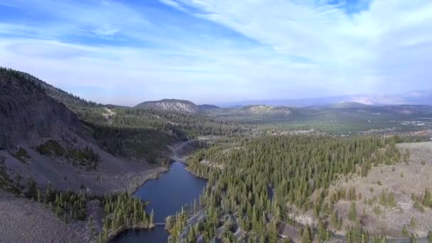 Dzienne Anteny Strzał Nad Twin Lakes Obszar Mammoth Lakes Kalifornia — Wideo stockowe