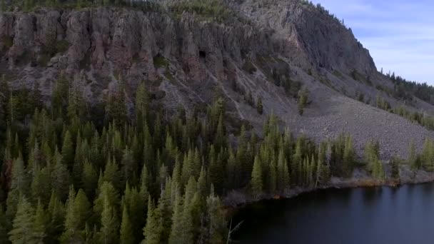 Plan Aérien Jour Déplaçant Lac Vers Montagne Dans Twin Lakes — Video