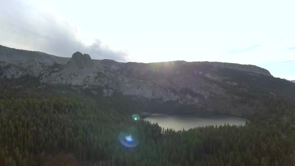 Foto Aérea Diurna Montañas Árboles Lagos Mammoth Lakes California — Vídeo de stock