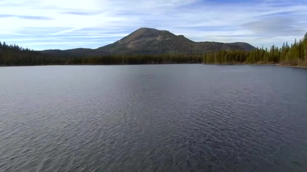 カリフォルニア州マンモス湖の湖を通って移動する昼間の低高度空中ショット — ストック動画