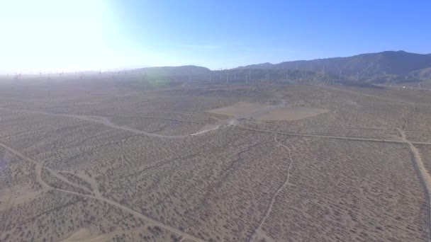 Disparo Aéreo Diurno Sobre Campo California Con Algunos Molinos Viento — Vídeo de stock