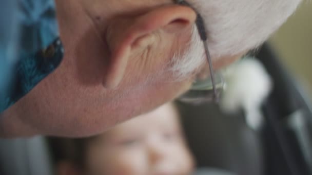 Красивый снимок дедушки, смотрящего на своего внука — стоковое видео