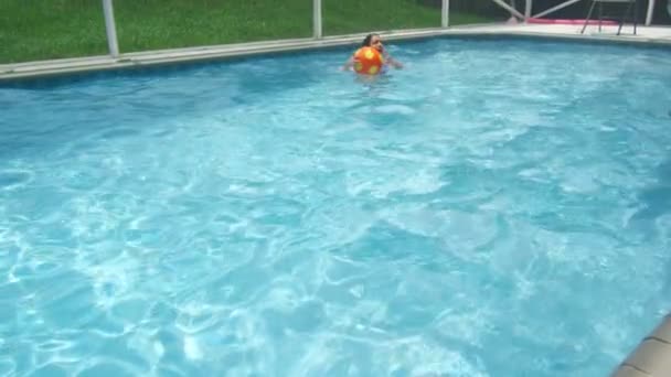 Rallentatore di due bambini che si tuffano in piscina — Video Stock