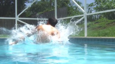 Yüzme havuzunun içine atlayan bir adamın yavaş hareketi