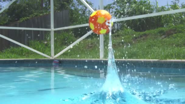 Αργή κίνηση μιας μπάλας που προσγειώνεται σε μια πισίνα — Αρχείο Βίντεο