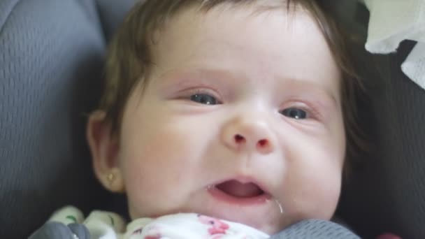 Närbild av söta babys uttryck i slow motion — Stockvideo