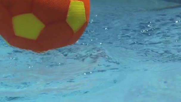 Медленное движение приземления мяча в бассейне — стоковое видео