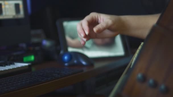 Mujeres manos tocando la guitarra y comprobando el bebé a través del monitor — Vídeo de stock