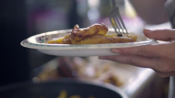 달콤한 질경이튀김 을 손으로 사람의 슬로우 모션 — 비디오