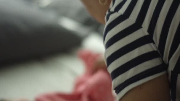 Slow Motion van een grootmoeder op zoek naar baby in bed — Stockvideo