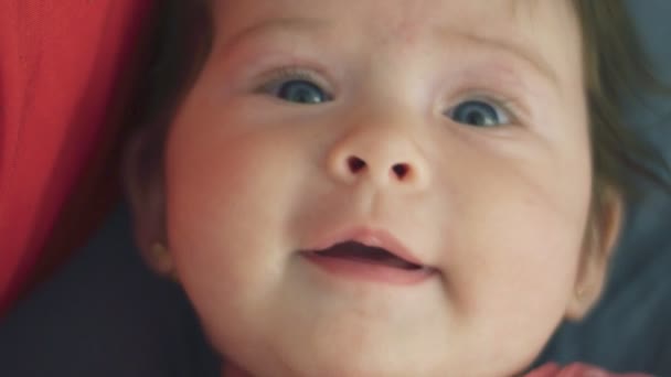 Αργή κίνηση του όμορφου μωρού κοιτάζοντας την κάμερα — Αρχείο Βίντεο