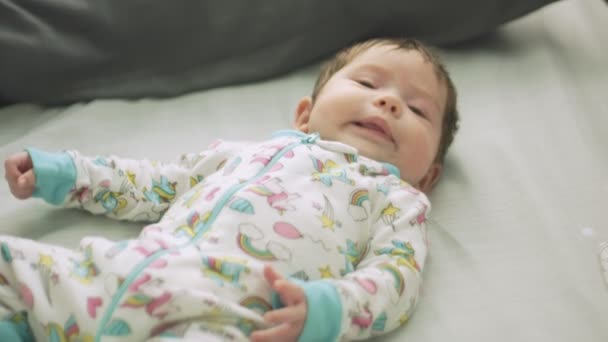 Coole Zeitlupenaufnahme eines Babys und Babyfon im Bett — Stockvideo