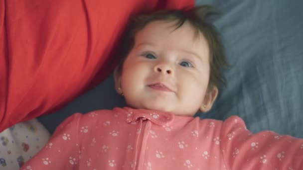 Αργή κίνηση του όμορφου μωρού κοιτάζοντας την κάμερα — Αρχείο Βίντεο