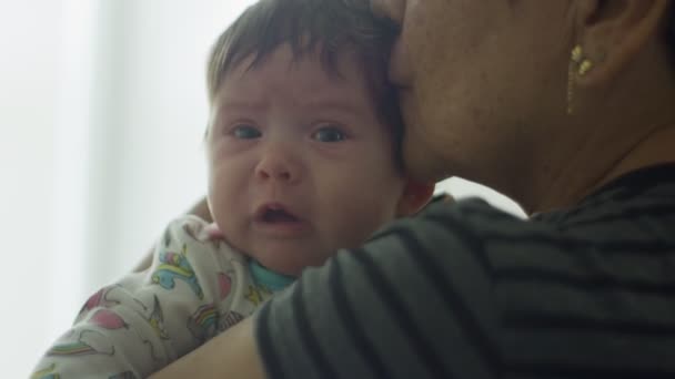 Ağlayan bebeği teselli etmeye çalışan büyükannenin yavaş hareketi — Stok video