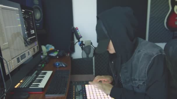 Медленное движение женщины-продюсера, работающей с аудиоконтроллером — стоковое видео