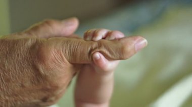 Bebeklerin parmak tutan dedeleri parmak güzel yavaş hareket