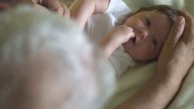 Dede bebek başını okşama yavaş hareket