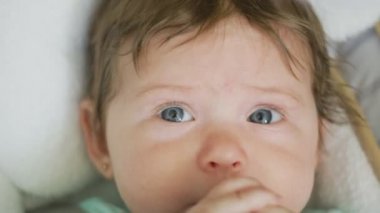 Kameraya bakan güzel gözleri ile bebeğin yavaş hareket