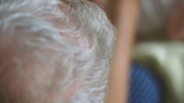 Mouvement lent du bébé regardant la caméra et tenant le doigt des grands-pères — Video